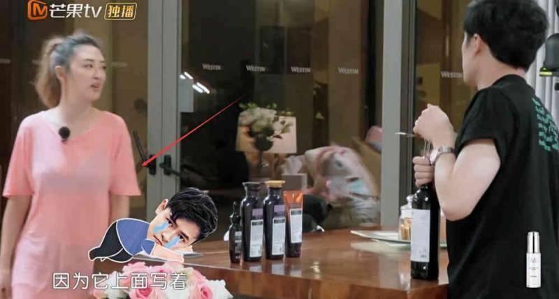 應采兒上半身穿「透明裝」出鏡讓人瞬間看呆，看到裡面的款式，網友：好潮流哦!