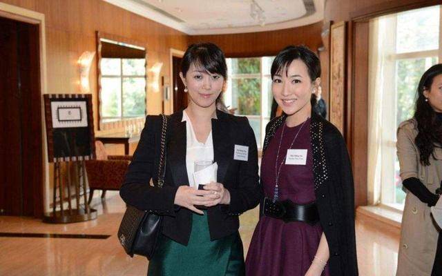 霍啟剛妹妹近照，34歲身材高挑白到發光，顏值不輸郭晶晶