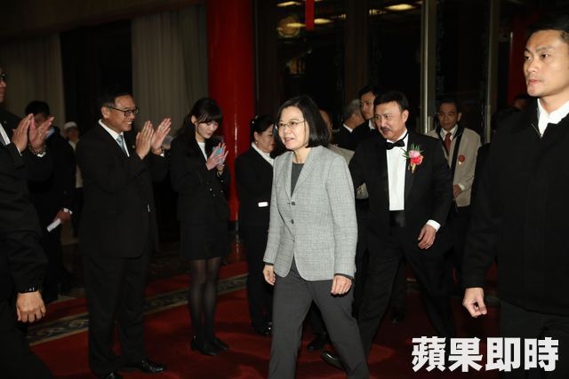 余苑綺婚禮「黃西田只包3600」不怕被退，余天「換帖兄弟包1萬2」尷尬獻上祝福！