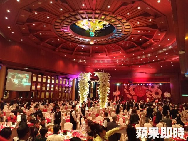 余苑綺婚禮「黃西田只包3600」不怕被退，余天「換帖兄弟包1萬2」尷尬獻上祝福！