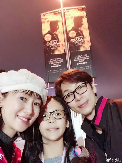 51歲翁虹曬一家三口親密合照，11歲女兒顏值與媽媽相差太大引網友驚訝！