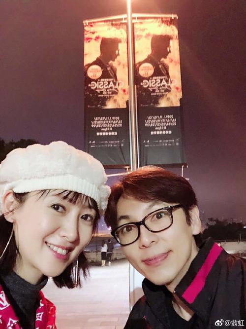 51歲翁虹曬一家三口親密合照，11歲女兒顏值與媽媽相差太大引網友驚訝！