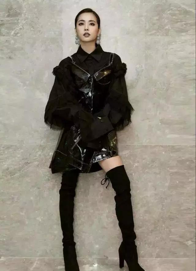 蔡依林為秀出「鐮刀腿」，踩20cm「水杯鞋」上台，網友都看呆了！
