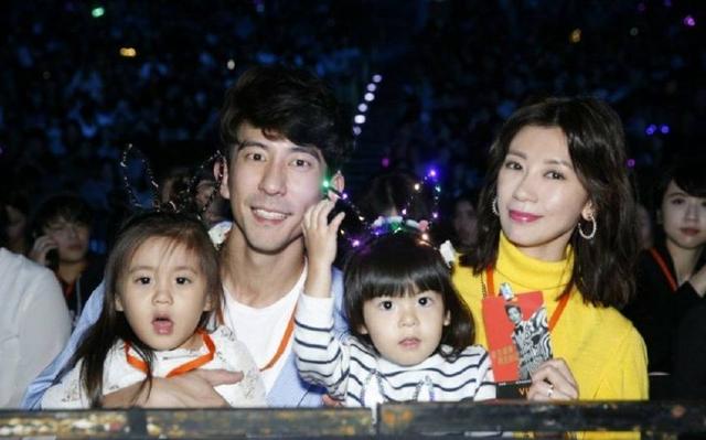咘咘、波妞首次追星！蕭敬騰唱一半給姊妹倆「送上驚喜」，賈靜雯2女兒跳舞嗨翻！