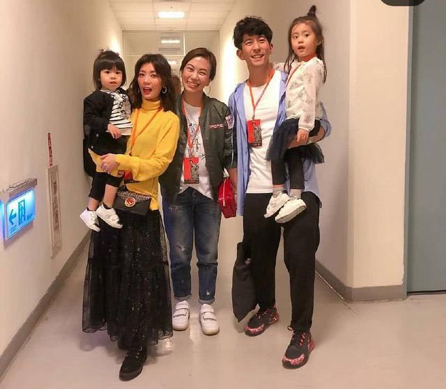 咘咘、波妞首次追星！蕭敬騰唱一半給姊妹倆「送上驚喜」，賈靜雯2女兒跳舞嗨翻！