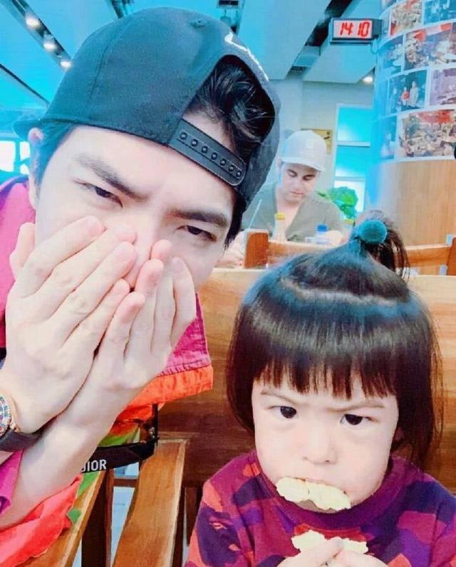 咘咘、波妞首次追星！蕭敬騰唱一半給姊妹倆「送上驚喜」，賈靜雯2女兒跳舞嗨翻！