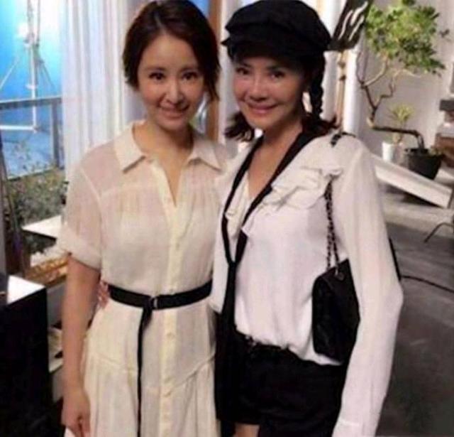 林心如和婆婆合影，沒想到婆婆比她還年輕