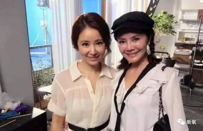 林心如和婆婆合影，沒想到婆婆比她還年輕