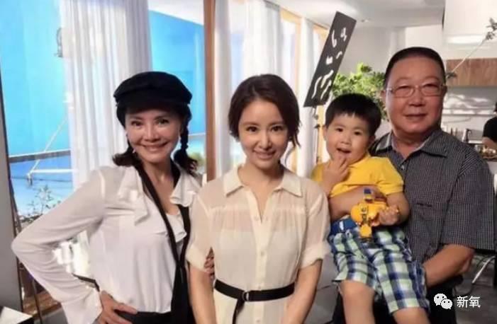 林心如和婆婆合影，沒想到婆婆比她還年輕