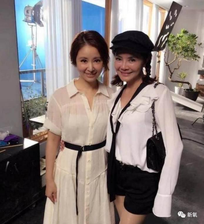 林心如和婆婆合影，沒想到婆婆比她還年輕