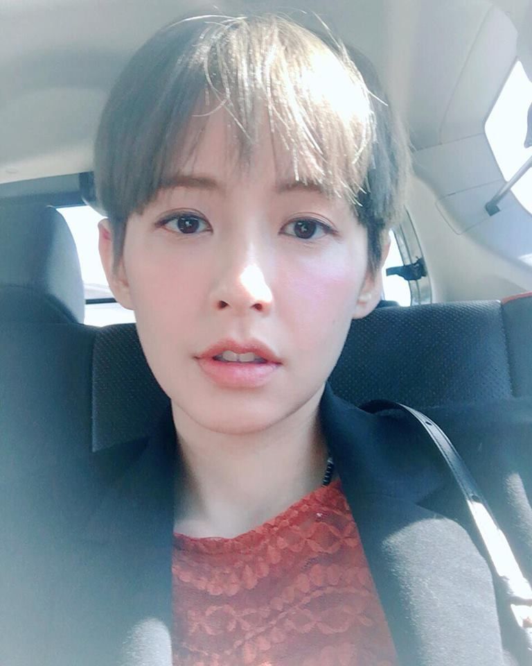被求婚成功！袁艾菲公開喜訊「準人妻預備中」，高帥男友曝光「根本男版的她」網狂讚：超強夫妻臉❤