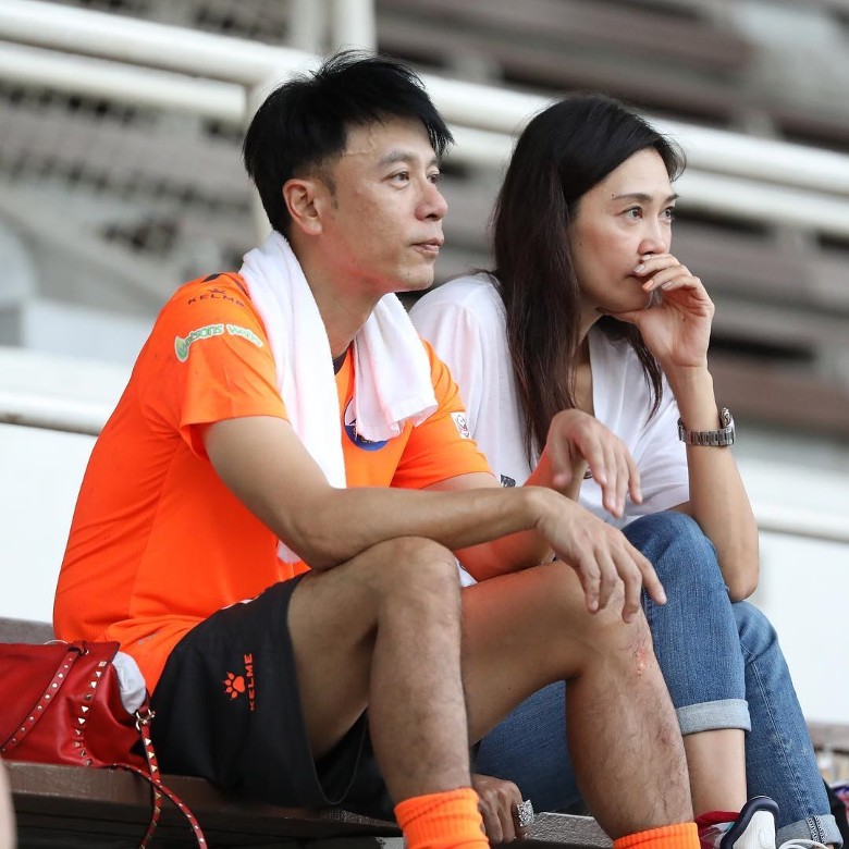 李克勤在Stadium Merdeka踢球遭大馬人弄傷, 他憤怒公開對方長相反被網民炮轟：網絡霸凌！