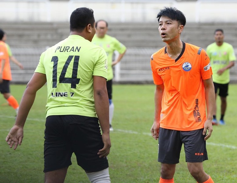 李克勤在Stadium Merdeka踢球遭大馬人弄傷, 他憤怒公開對方長相反被網民炮轟：網絡霸凌！