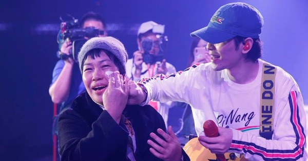 粉絲：好險沒退票！老蕭鞠躬道歉、母子落淚、精品服裝秀樣樣來！ 