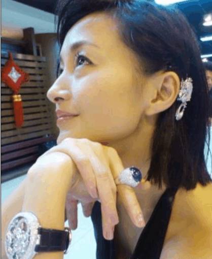95版郭襄和郭芙同是48歲, 一個優雅的自然老去, 一個整容到認不出_