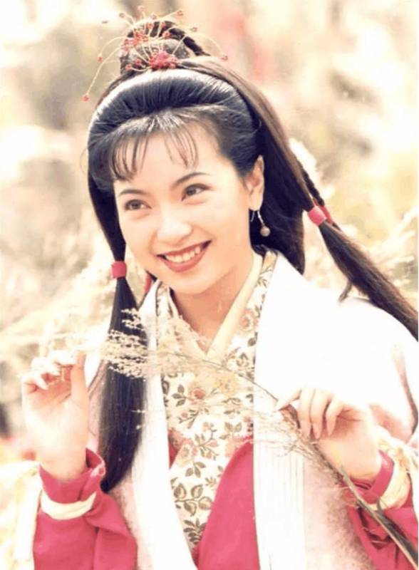 95版郭襄和郭芙同是48歲, 一個優雅的自然老去, 一個整容到認不出_