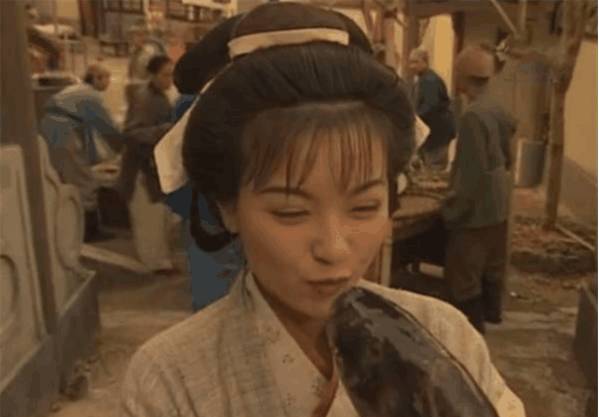 95版郭襄和郭芙同是48歲, 一個優雅的自然老去, 一個整容到認不出_