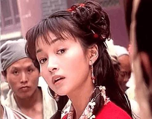 95版郭襄和郭芙同是48歲, 一個優雅的自然老去, 一個整容到認不出_