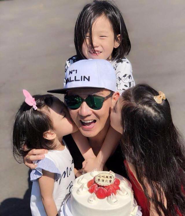 曾落魄到身無分文，女友不離不棄陪伴7年，如今幸福得周董都羨慕~~~