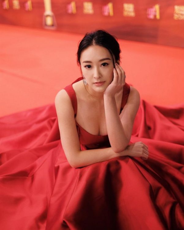 【只有她上榜!】來自大馬的『她』被選為香港娛樂圈10大美臉孔 Top 2 ❤ 網友: 他真人更美~