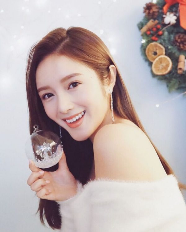 【只有她上榜!】來自大馬的『她』被選為香港娛樂圈10大美臉孔 Top 2 ❤ 網友: 他真人更美~
