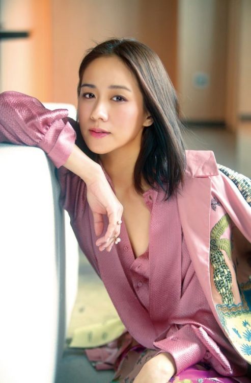 【只有她上榜!】來自大馬的『她』被選為香港娛樂圈10大美臉孔 Top 2 ❤ 網友: 他真人更美~