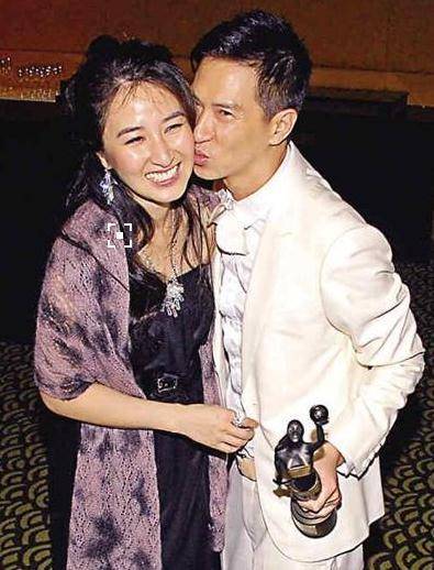54歲關詠荷素顏顯憔悴，陪13歲女兒逛街，超接地氣著裝樸素
