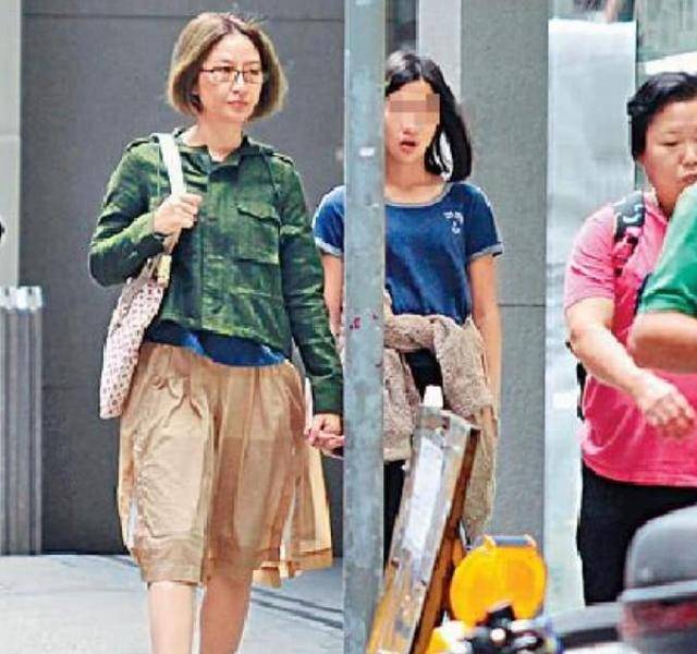 54歲關詠荷素顏顯憔悴，陪13歲女兒逛街，超接地氣著裝樸素