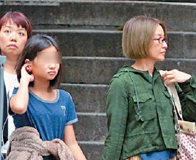 54歲關詠荷素顏顯憔悴，陪13歲女兒逛街，超接地氣著裝樸素