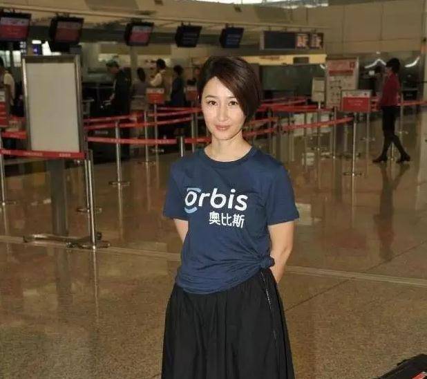 54歲關詠荷素顏顯憔悴，陪13歲女兒逛街，超接地氣著裝樸素
