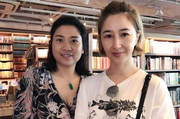 54歲關詠荷素顏顯憔悴，陪13歲女兒逛街，超接地氣著裝樸素