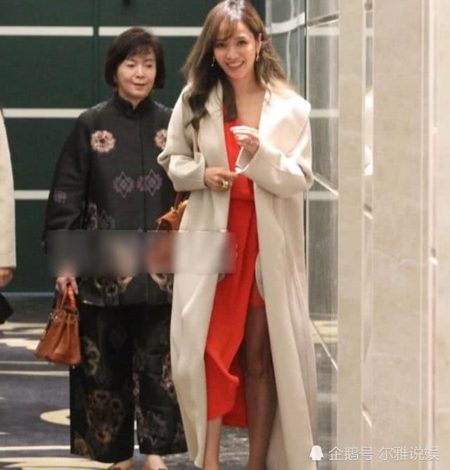 兩次搶走閨蜜老公，同居26年不肯過門，如今又和女婿牽手逛街！