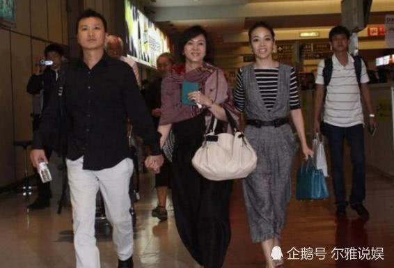 兩次搶走閨蜜老公，同居26年不肯過門，如今又和女婿牽手逛街！