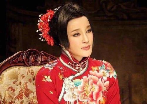 64歲劉曉慶遇見59歲鍾楚紅，「凍齡」女神和自然老去，網友：差別太大！