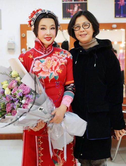 64歲劉曉慶遇見59歲鍾楚紅，「凍齡」女神和自然老去，網友：差別太大！