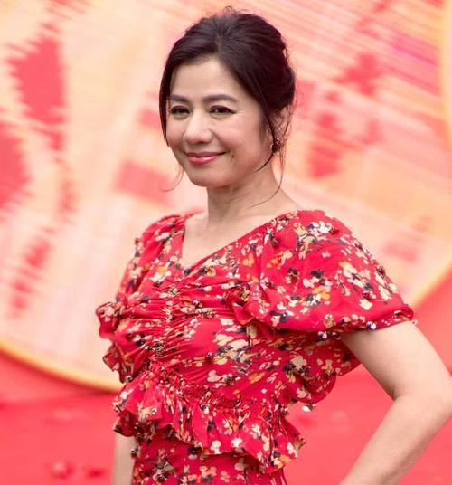 64歲劉曉慶遇見59歲鍾楚紅，「凍齡」女神和自然老去，網友：差別太大！