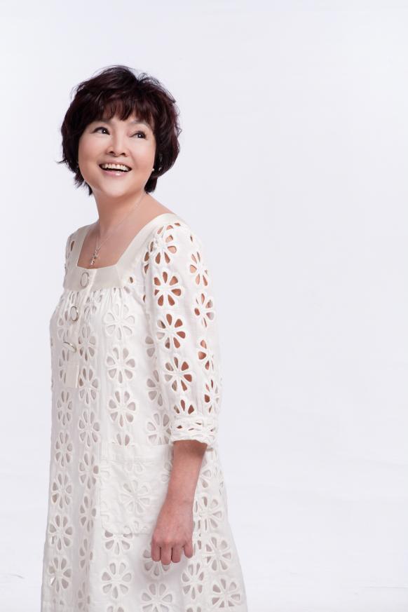 爸爸有3房！紀寶如19歲才得知「阿姨」竟是親媽，如今釋懷「3媽同桌」一視同仁送上紅包！