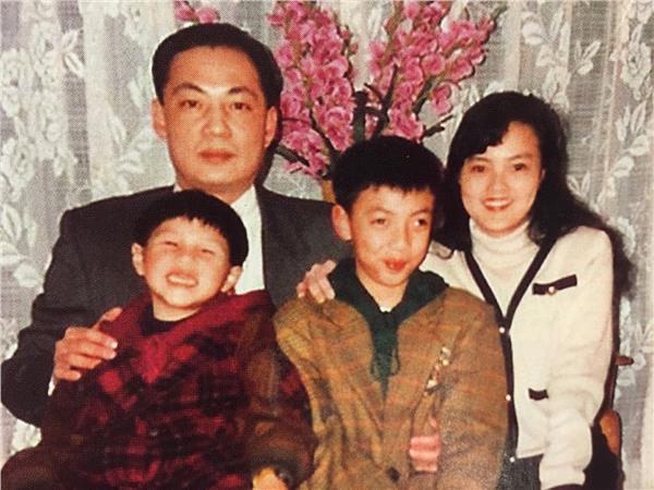 爸爸有3房！紀寶如19歲才得知「阿姨」竟是親媽，如今釋懷「3媽同桌」一視同仁送上紅包！