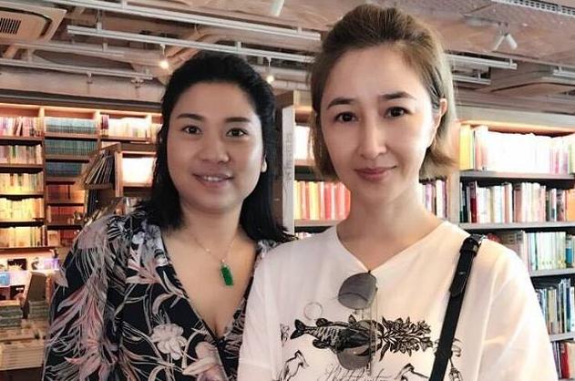 54歲關詠荷近照曝光！與女兒逛街略顯憔悴，為家庭她付出太多
