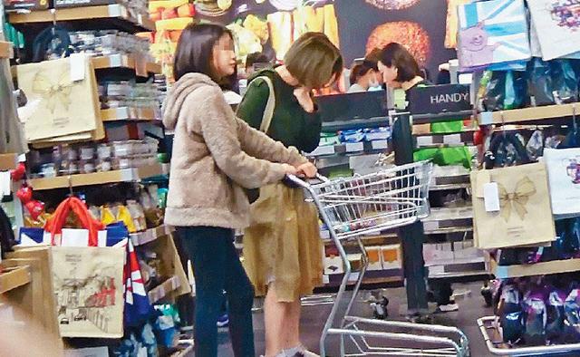 54歲關詠荷近照曝光！與女兒逛街略顯憔悴，為家庭她付出太多