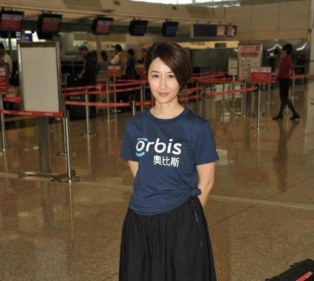 54歲關詠荷近照曝光！與女兒逛街略顯憔悴，為家庭她付出太多