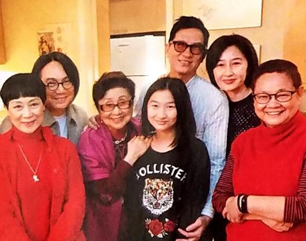 54歲關詠荷近照曝光！與女兒逛街略顯憔悴，為家庭她付出太多