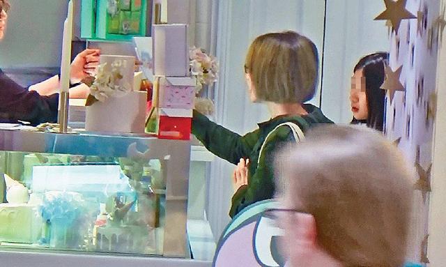 54歲關詠荷近照曝光！與女兒逛街略顯憔悴，為家庭她付出太多