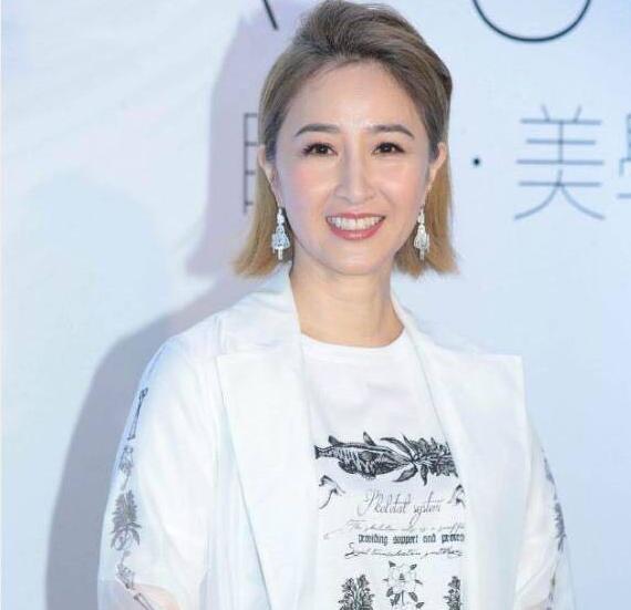 54歲關詠荷近照曝光！與女兒逛街略顯憔悴，為家庭她付出太多