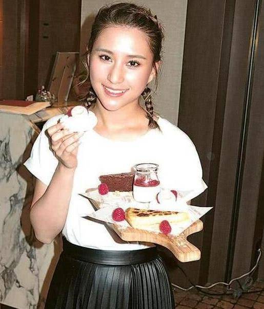 賭王千金曬鄧紫棋到家中做客照，意外曝光豪宅，網友：太壕了吧