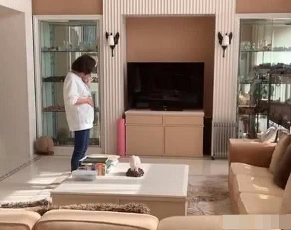 賭王千金曬鄧紫棋到家中做客照，意外曝光豪宅，網友：太壕了吧
