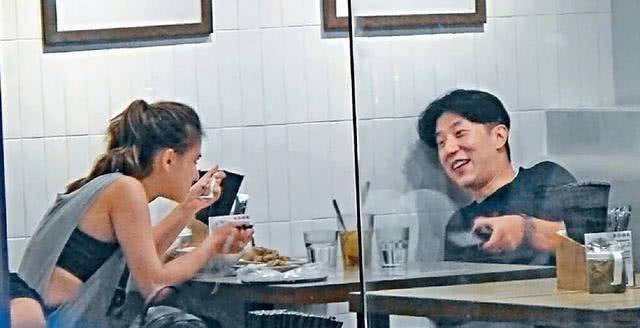 賭王千金曬鄧紫棋到家中做客照，意外曝光豪宅，網友：太壕了吧