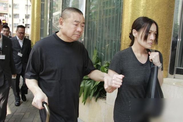 用一台寶馬7就賺來6百億，給自己請十個保鏢，可惜一場小病就去世!