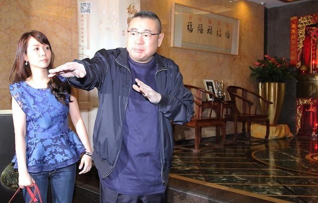 用一台寶馬7就賺來6百億，給自己請十個保鏢，可惜一場小病就去世!