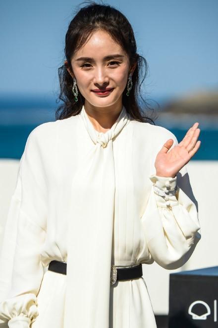 女星無修圖照流出，楊冪顯老，趙麗穎滿臉疙瘩，只有她最尷尬!